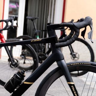 Tadej efekt 🟡 další stavba z naší dílny je Colnago C68 Titanium 🇮🇹 ve velikosti 53, osazené sadou Sram Red, koly...